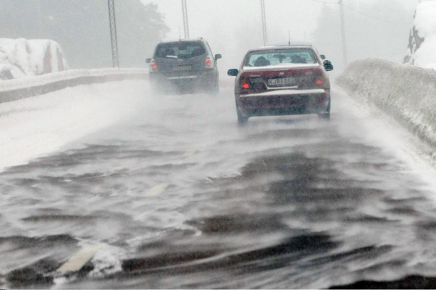 SMHI varnar för snöfall och vindar som kan ställa till det i trafiken. Foto: Johan Nilsson /TT-arkivbild
