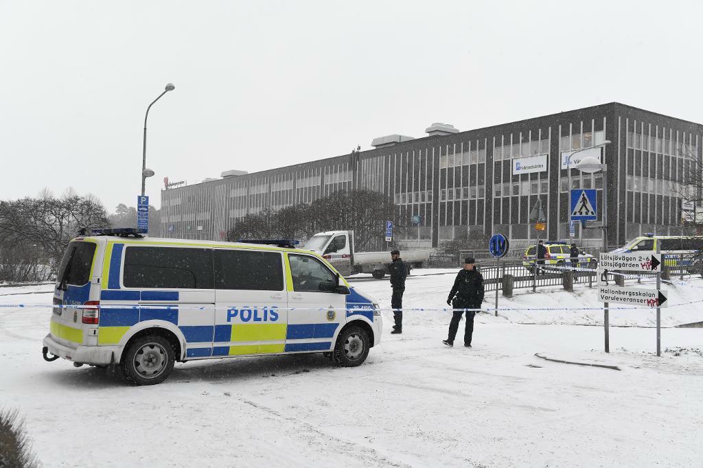 

Två personer döda efter skottlossning i Hallonbergen. Foto: Pontus Lundahl/TT                                                                                        