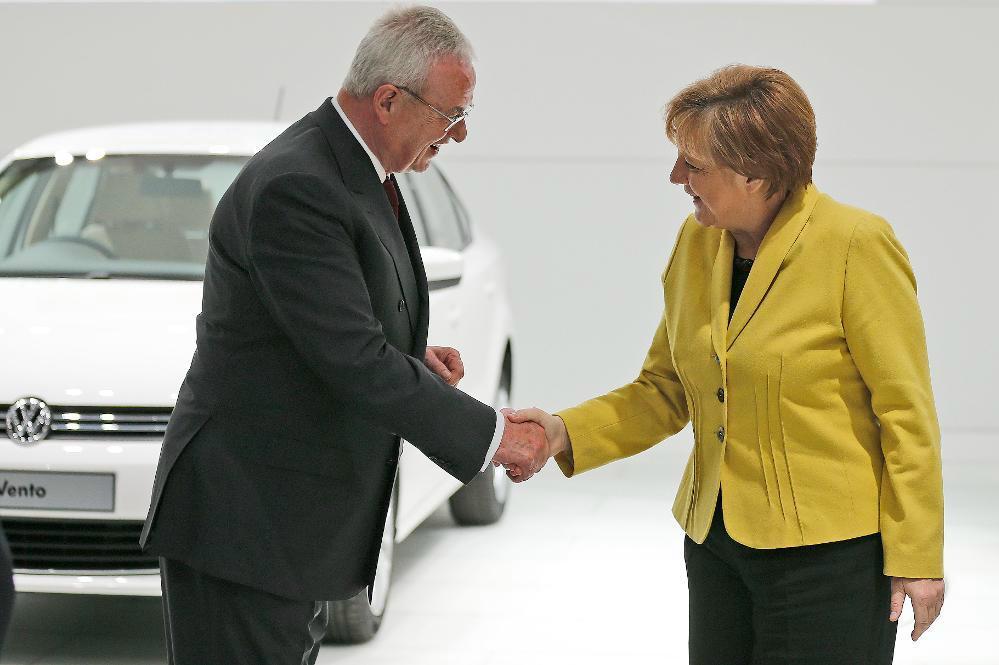 
Dåvarande Volkswagenchefen Martin Winterkorn och Tysklands förbundskansler Angela Merkel hälsar på varandra under Hannovermässan 2015.
Foto: Frank Augstein/AP/TT                                            