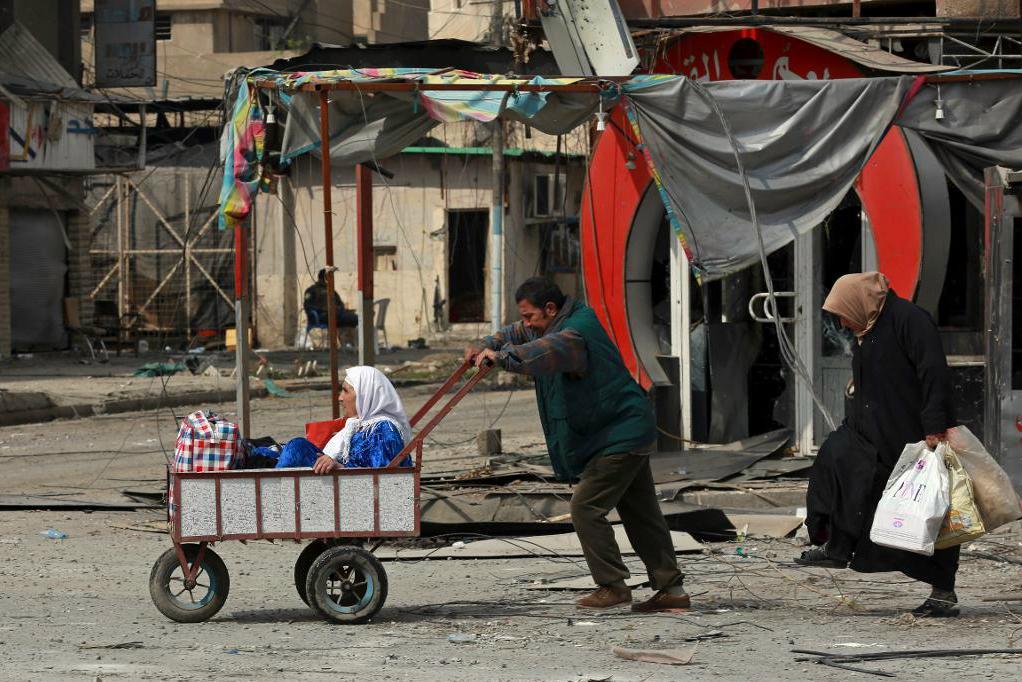 



Med några få tillhörigheter i plastpåsar flyr nu civila undan offensiven mot IS i de västra delarna av Mosul i Irak. Foto: Khalid Mohammed/AP/TT                                                                                                                                                                                