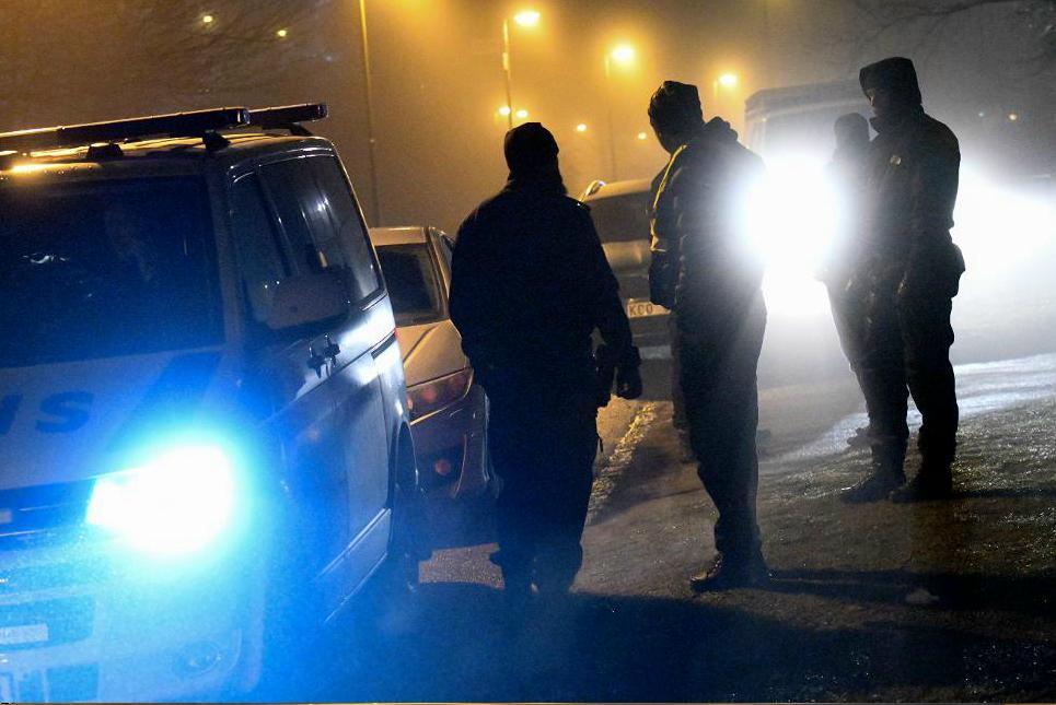 


Kameror fästa på kroppen ska öka säkerheten för poliser i samband med ingripanden, hoppas polisen i region Stockholm. Foto: Johan Nilsson/TT-arkivbild                                                                                                                                    