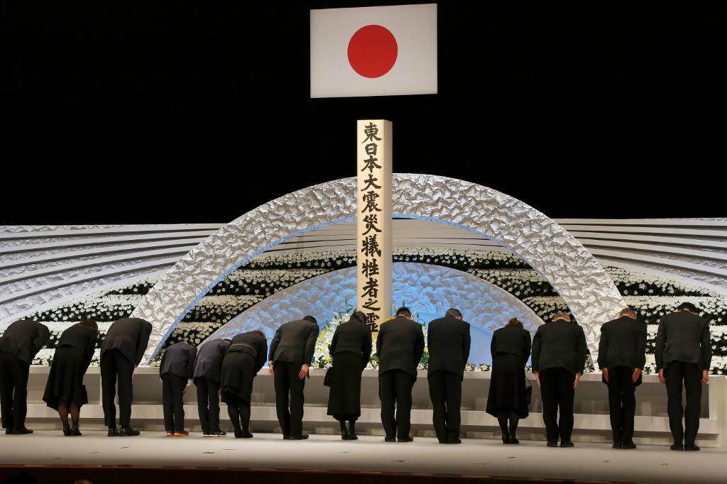 






Anhöriga som miste familjemedlemmar i Fukushimakatastrofen, bugar inför ett minnesaltare, vid ceremonin på sexårsdagen. Foto: Koji Sasahara                                                                                                                                                                                                                                                                                                                    