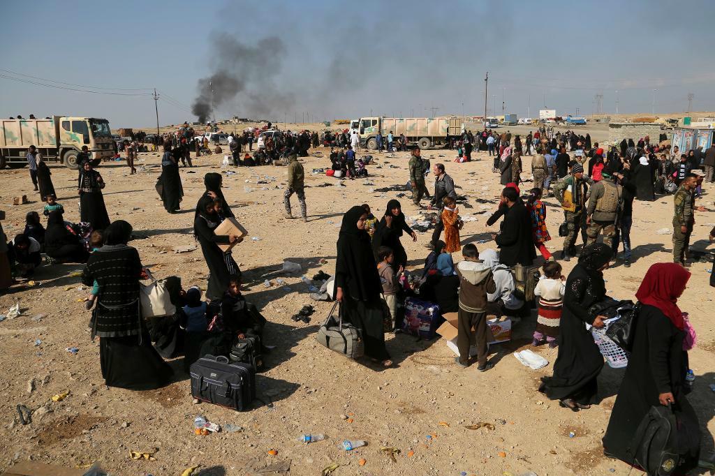 

Människor i Mosul flyr sina hem till följd av striderna mellan irakiska styrkor och terrorrörelsen IS. Foto: Khalid Mohammed/AP/TT                                                                                        