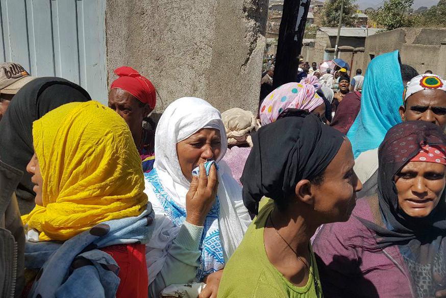 

Sörjande anhöriga efter att ett enormt sopberg sveptes med i ett skred i utkanten av Etiopiens huvudstad Addis Abeba. Foto: Elias Meseret/AP/TT                                                                                        