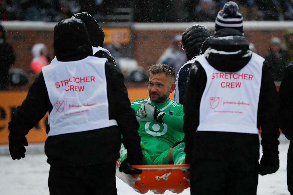 

John Alvbåge bärs ut på bår. Foto: Jeff Wheeler/AP/TT                                                                                        
