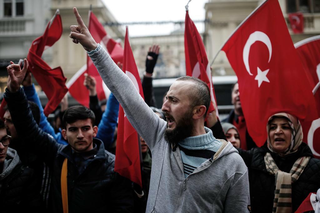 

Människor protesterar utanför Nederländernas konsulat i Istanbul under söndagen. Foto: Emrah Gurel/AP/TT                                                                                        