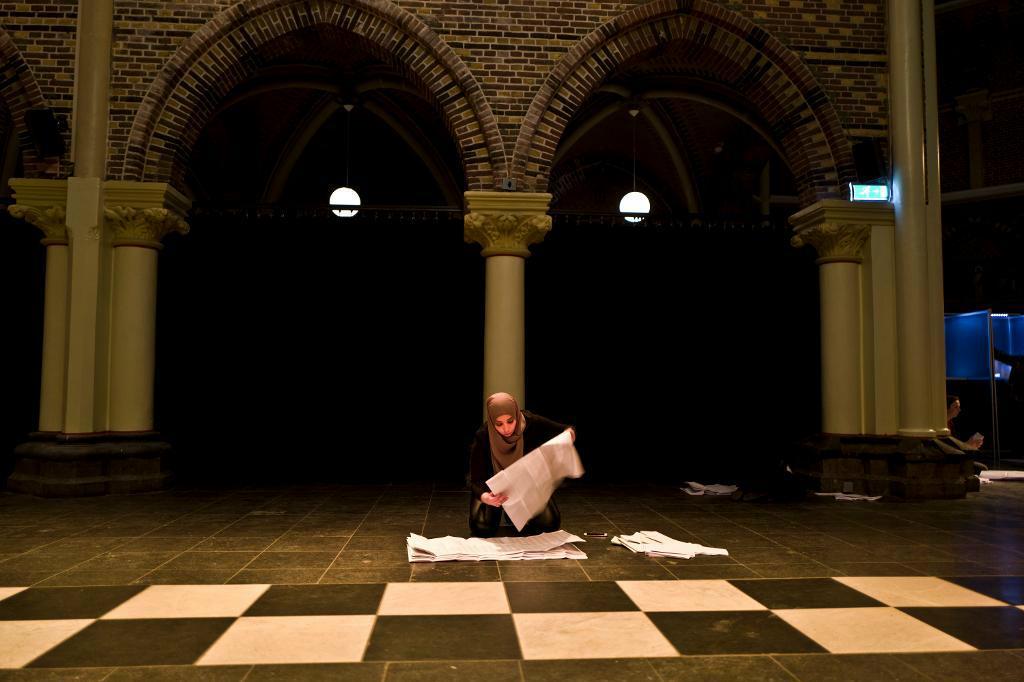 
Nadia Jbari räknar rösterna i det nederländska valet i veckan. Av rädsla för påverkansförsök har landet återgått till ett analogt valsystem. Foto: Muhammed Muheisen/AP/TT                                            