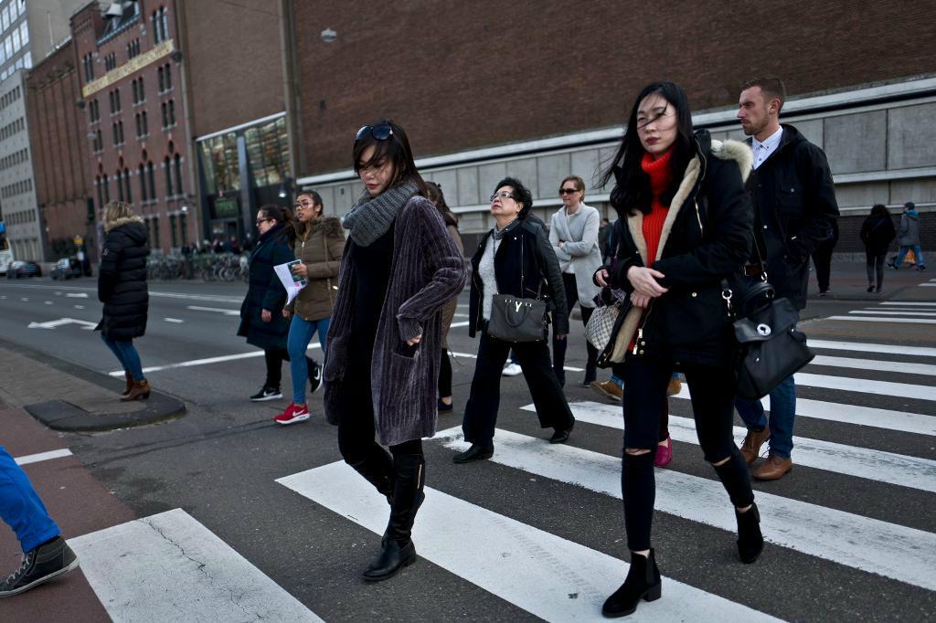 

Människor går över gatan i Amsterdam, Nederländerna. Foto: Muhammed Muheisen/AP/TT                                            