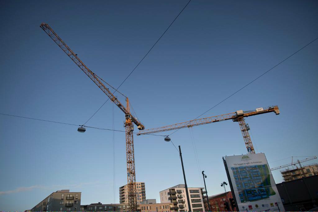 

Byggkranar i Kvillebäcken, Göteborg. I många svenska kommuner, främst småkommuner, byggdes det knappt några nya bostäder alls i fjol.  Foto: Björn Larsson Rosvall/TT-arkivbild                                                                                        