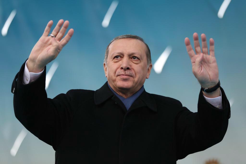 

Turkiets president Recep Tayyip Erdogan talar till sina supportrar vid en ceremoni i Afyonkarahisar, i västra Turkiet. Foto: Kayhan Ozer/AP                                                                                        