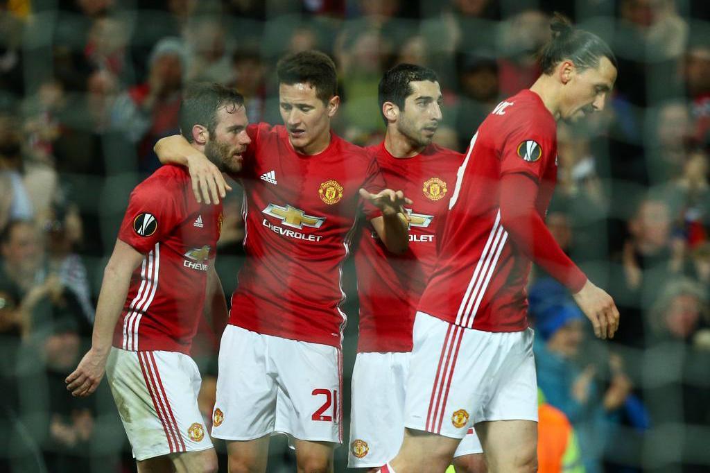 Juan Mata, till vänster klappas om efter målet på Zlatan Ibrahimovics, till höger, klackpassning. Foto: Dave Thompson, AP/TT