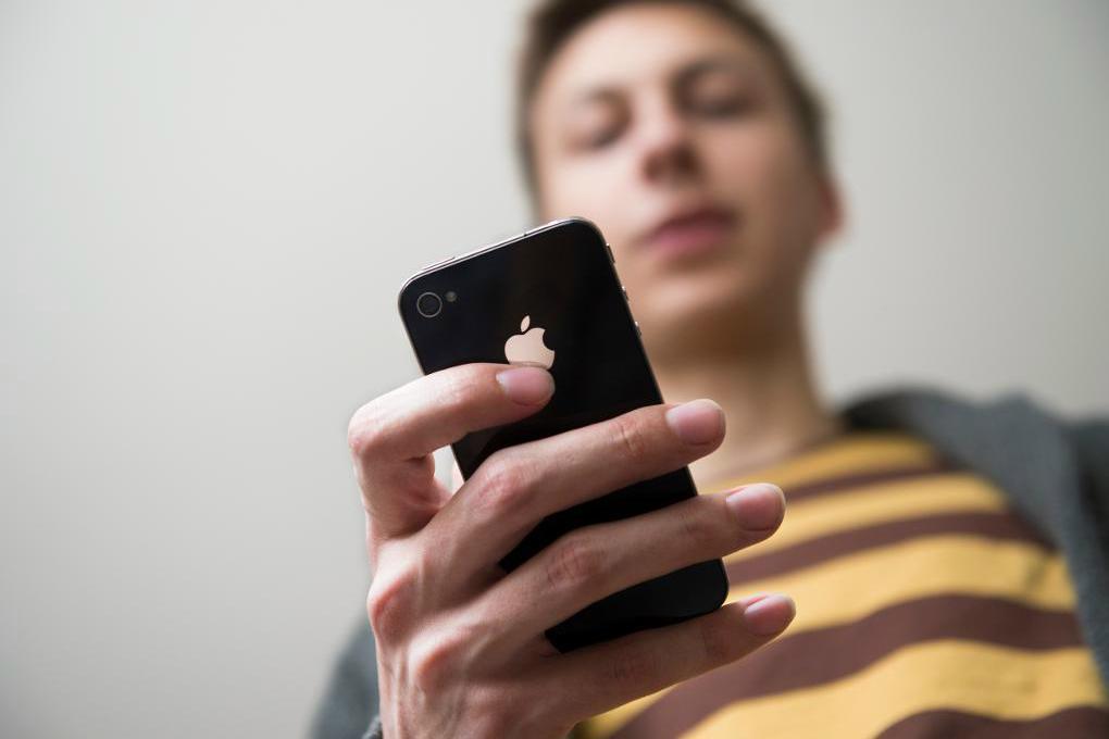 

Regeringen vill att mass-sms ska kunna skickas till alla inom ett geografiskt område. Foto: Fredrik Sandberg /TT-arkivbild                                                                                        