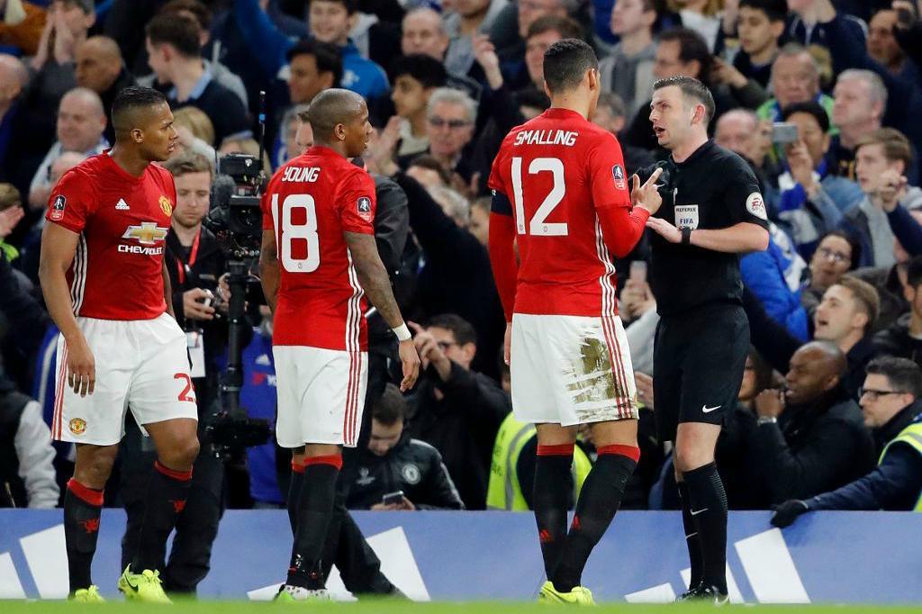 


Domaren Michael Oliver pressades av Manchester United-spelarna. Arkivbild. Foto:
Frank Augstein/AP/TT                                                                                                                                    