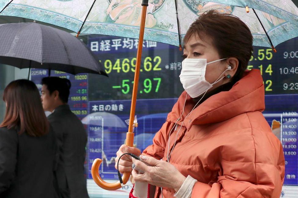 

Nedåt på börserna i Asien. Foto: Shizuo Kambayashi/AP/TT                                                                                        