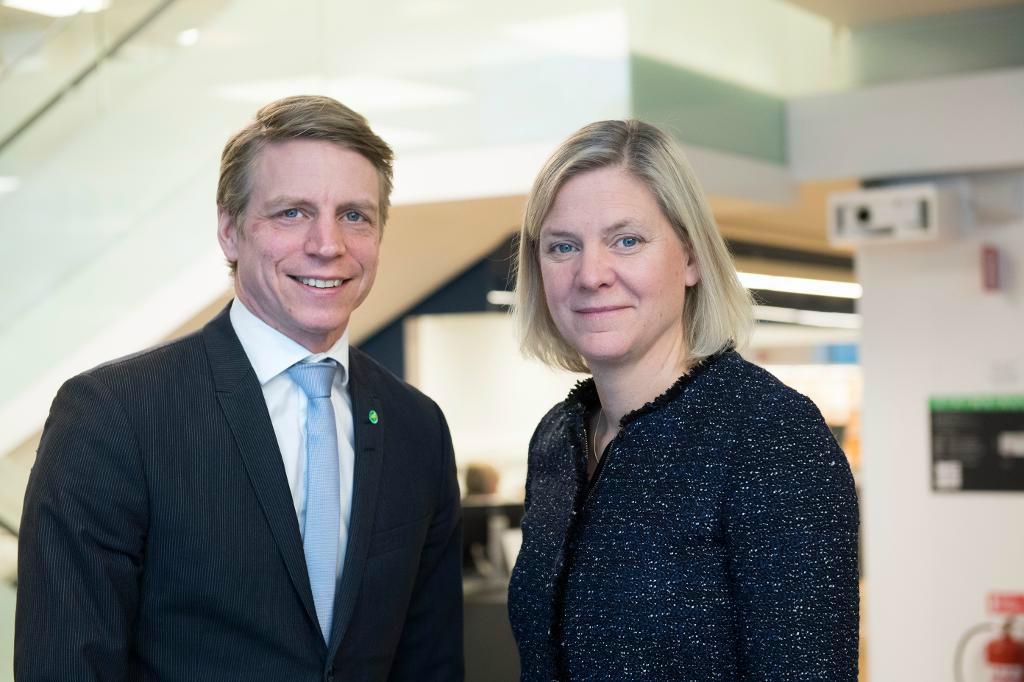 

Biträdande finansminister Per Bolund (MP) och finansminister Magdalena Andersson (S) passar på frågan om sänkt bolagsskatt. Foto: Fredrik Sandberg/TT                                                                                        