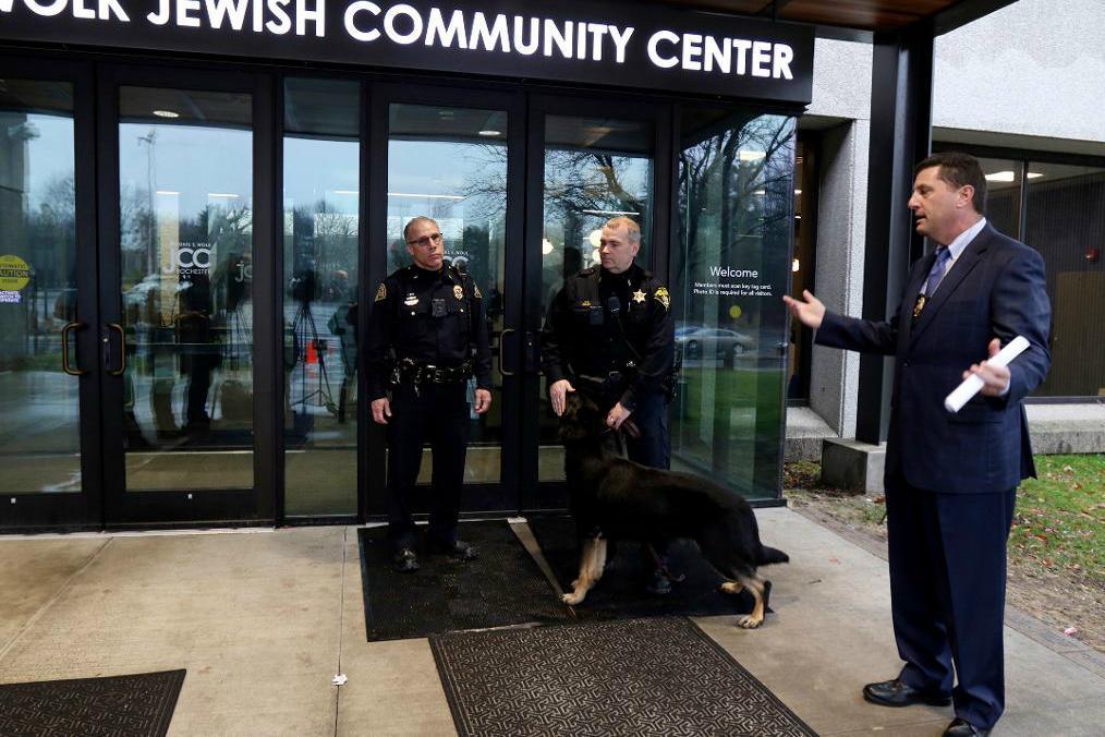 

Den judiska samlingslokalen i Brighton, New York, spärrades av efter bombhot den 7 mars. Foto: Tina Macintyre-Yee/AP/TT-arkivbild                                                                                        