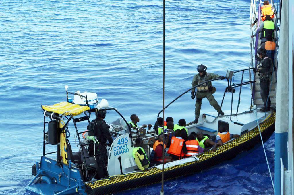 
På bilden syns personal från svenska Kustbevakningen som räddar migranter i sjönöd under insatsen på Medelhavet 2015.  Foto: Kustbevakningen/TT                                            