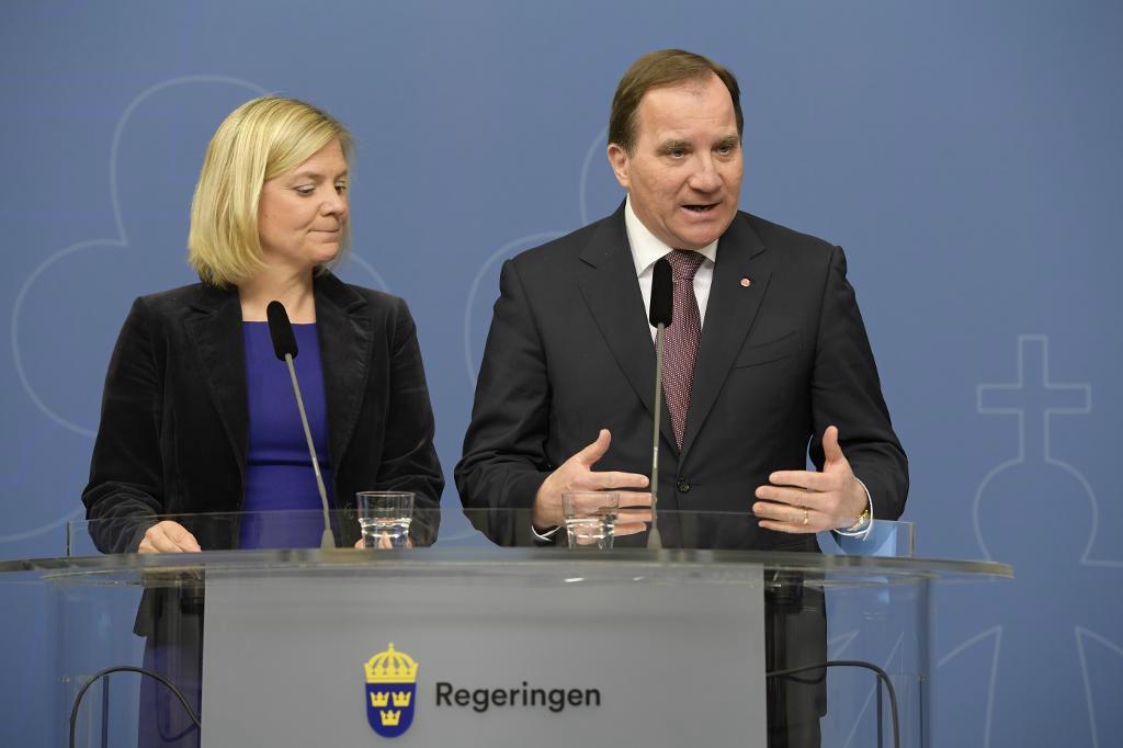 
Statsminister Stefan Löfven och finansminister Magdalena Andersson (S) presenterar regeringens övergripande prioriteringar inför förhandlingarna om EU:s långtidsbudget, vid en pressträff i Rosenbad. Foto: Anders Wiklund/TT                                            