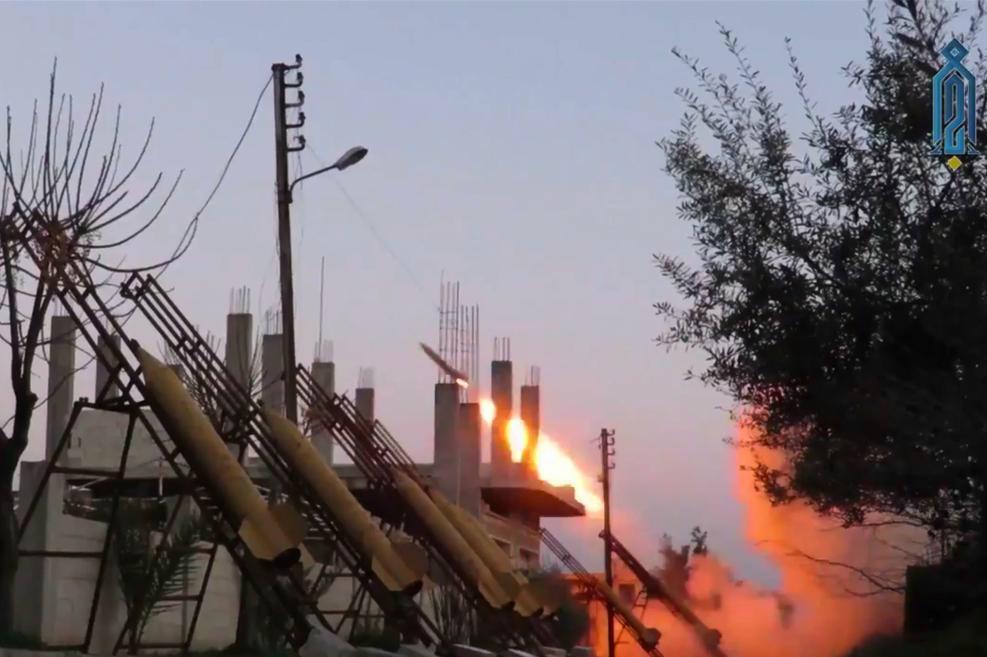 
På bilden från den 22 mars skjuter syriska rebeller raketer mot regeringsarméns ställningar norr om Hama. Foto: AP/TT                                            