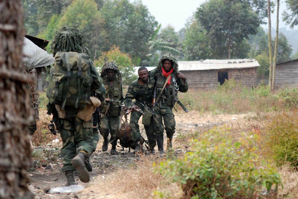 Regeringssoldater hjälper en kamrat som sårats i strider mot rebellgruppen M23 i Kongo-Kinshasa. Foto: Alain Wandimoyi/AP/TT-arkivbild