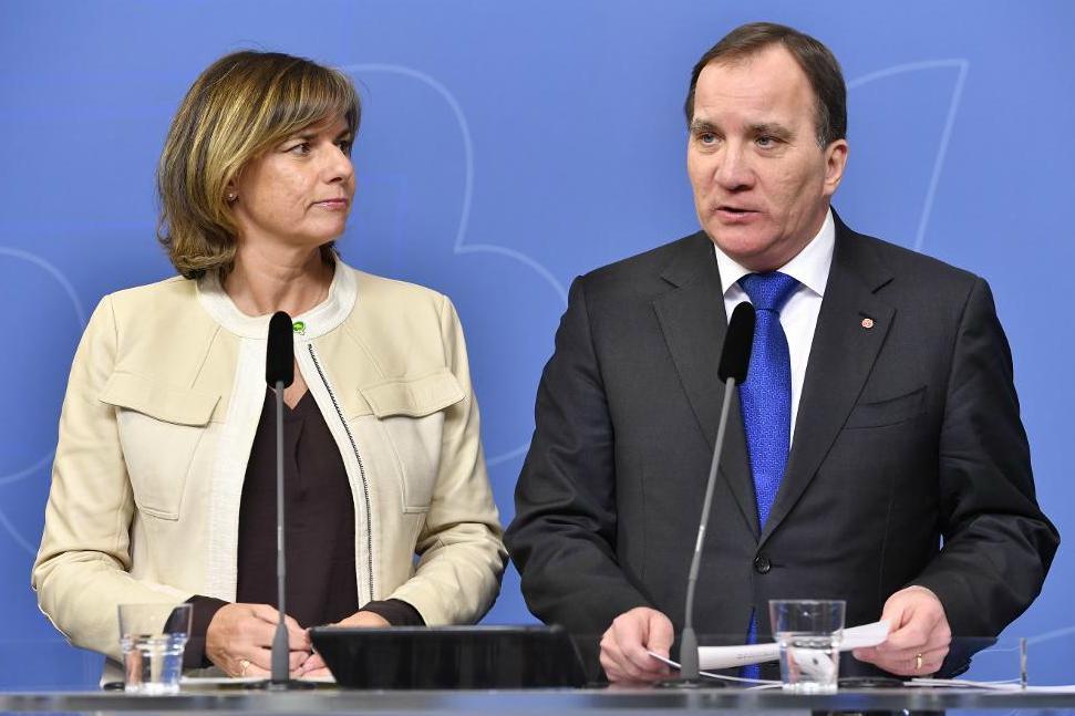 
Vice statsminister Isabella Lövin (MP) och statsminister Stefan Löfven (S) tar emot oppositionen i dag för att diskutera risk för utländsk påverkan i valrörelsen 2018. Foto: Jonas Ekströmer/TT-arkivbild                                            