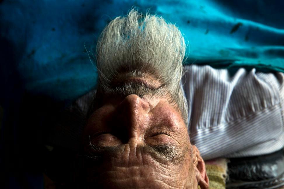 
En uigurisk man väntar på att få att få sitt skägg masserat hos en barberare i Xinjiang. Arkivbild. Foto:
Ng Han Guan/AP/TT                                            