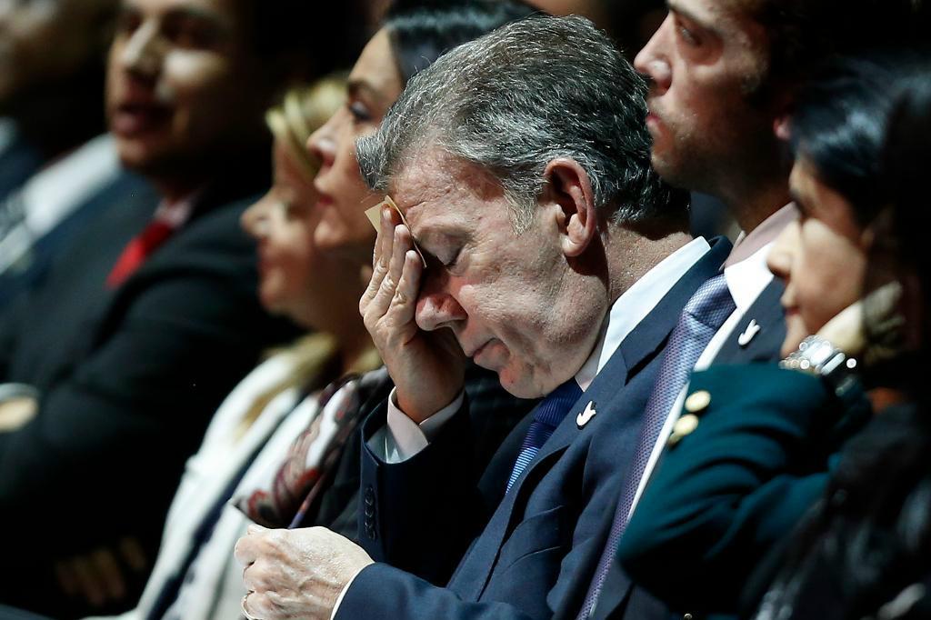 Colombias president Juan Manuel Santos beger sig till katastrofområdet i provinsen Pututmayo där många dött i jordskred. Arkivbild. Foto: Fernando Vergara/AP/TT