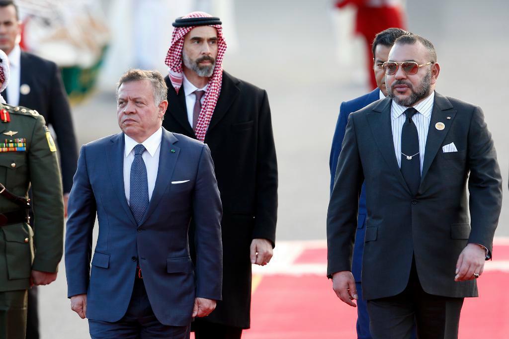 
Marockos kung Mohammed VI (till höger) och Jordaniens kung Abdullah II inspekterar det kungliga hedersgardet i Rabat. Foto: Abdeljalil Bounhar/AP/TT                                            