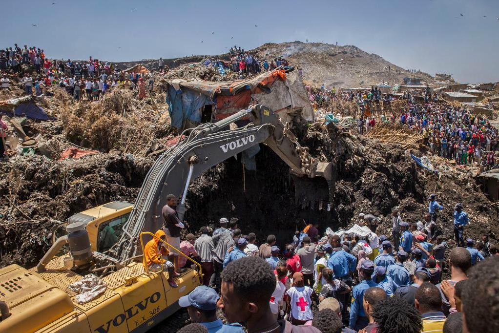 Sökandet efter offer för helgens skred på en soptipp i Addis Abeba. Foto: Mulugeta Ayene/AP/TT