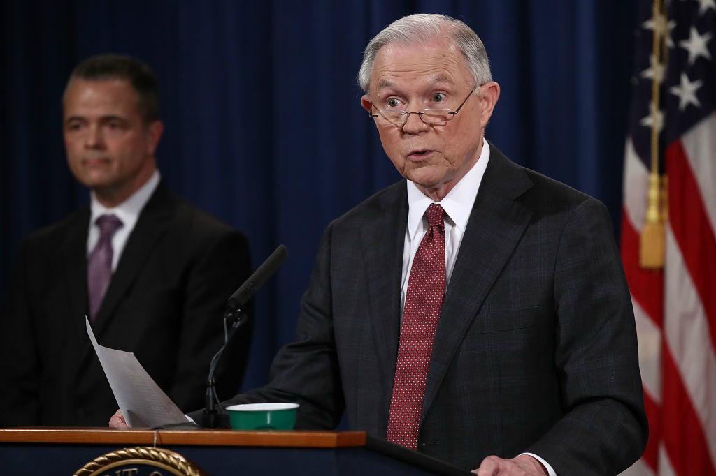 




USA:s justitieminister Jeff Sessions vid presskonferensen på justitiedepartementet den 2 mars 2017. Sessions inkompetensförklarade sig själv och berörde ytligt kontakten med den ryska ambassadören under presidentkampanjen. I bakgrunden syns Sessions personalchef Jody Hunt. Foto: Win McNamee/Getty Images
                                                                                                                                                                                                                            