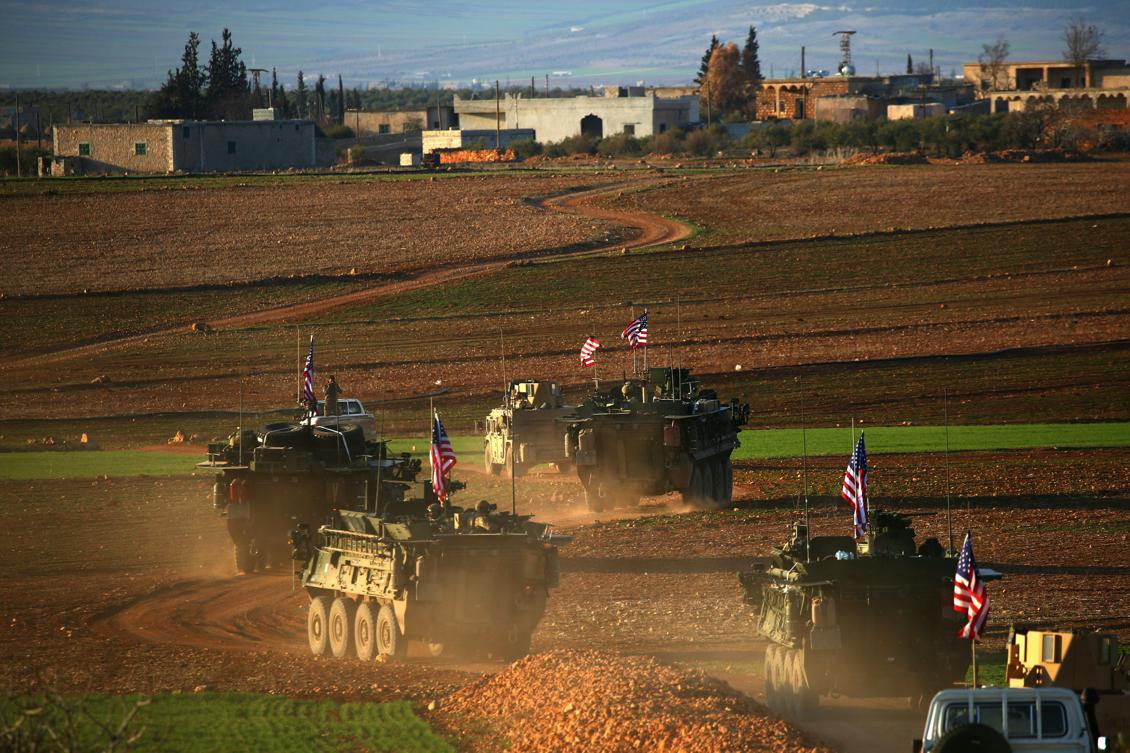 
Minst 33 människor dog i räden mot en stad i syriska Raqqaprovinsen. Här en tidigare konvoy nära Manbij, Syrien. Foto: Delil Souleiman /AFP/Getty Images                                            