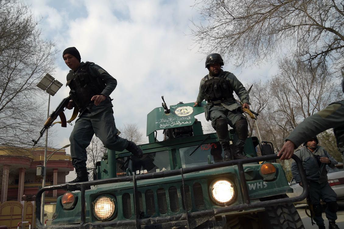 
Sjukhuset i Kabul, som ligger nära USA:s ambassad, attackeras av terrorister. Foto: Shah Marai /AFP/Getty Images                                             