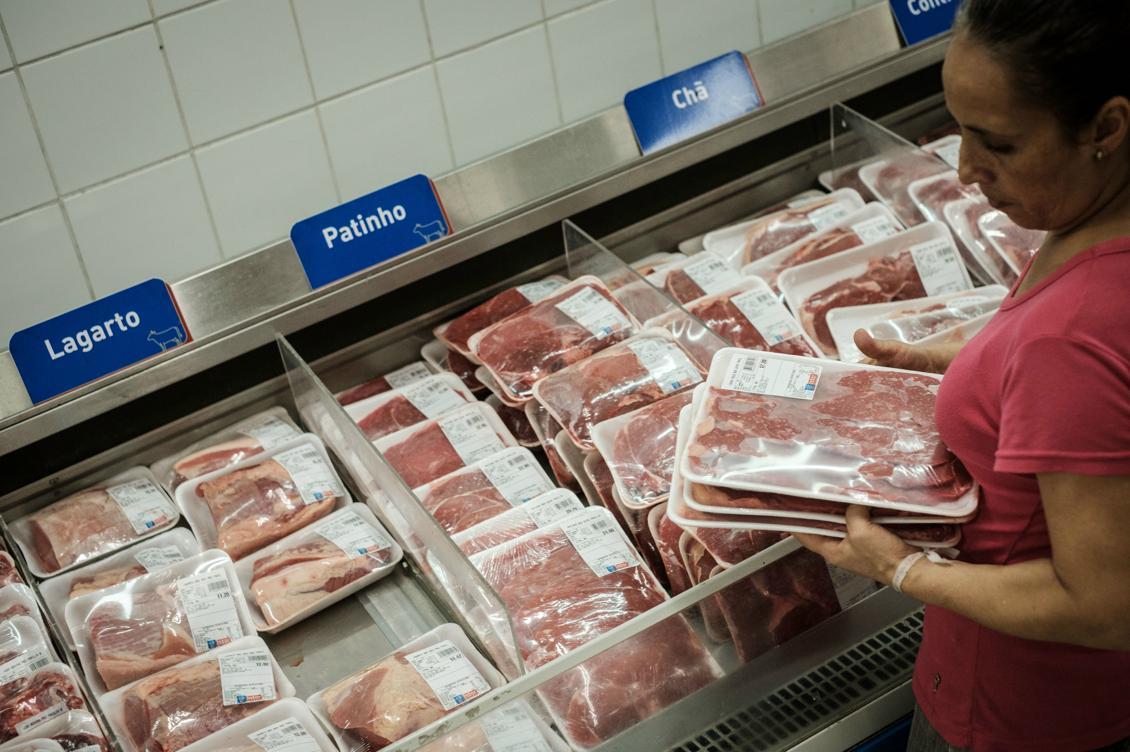 Köttdisk i snabbköp i Rio De Janeiro. Foto:  Yasuyoshi Chiba/AFP/Getty Images