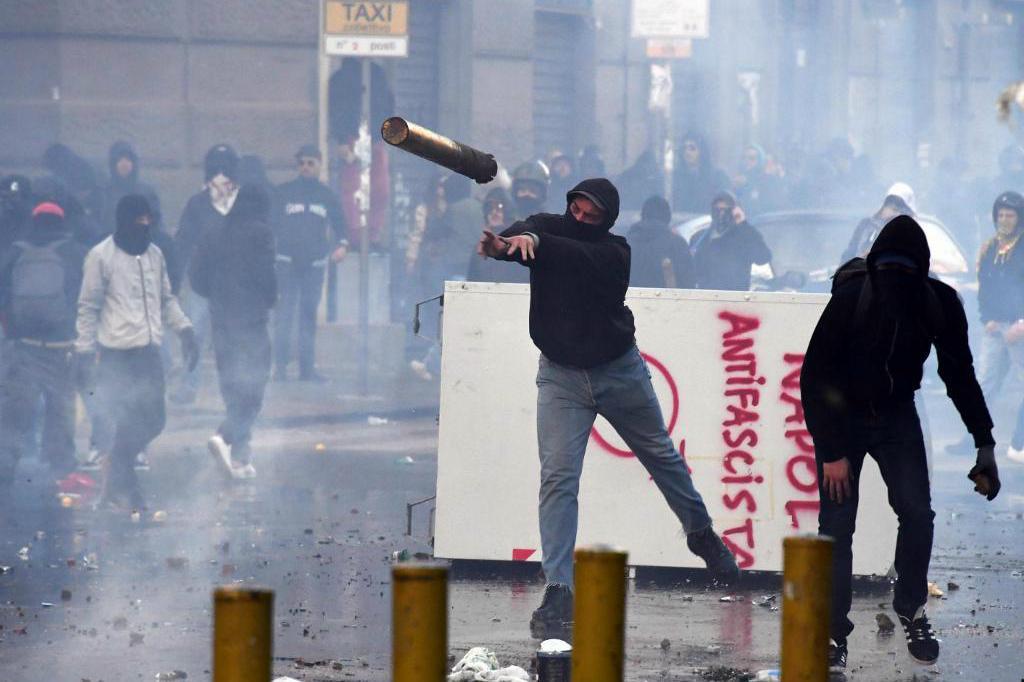 

Lega Nord-ledaren Matteo Salvinis besök i Neapel möttes med ilskna protester. Foto: Ciro Fusco/Ansa via AP                                                                                        