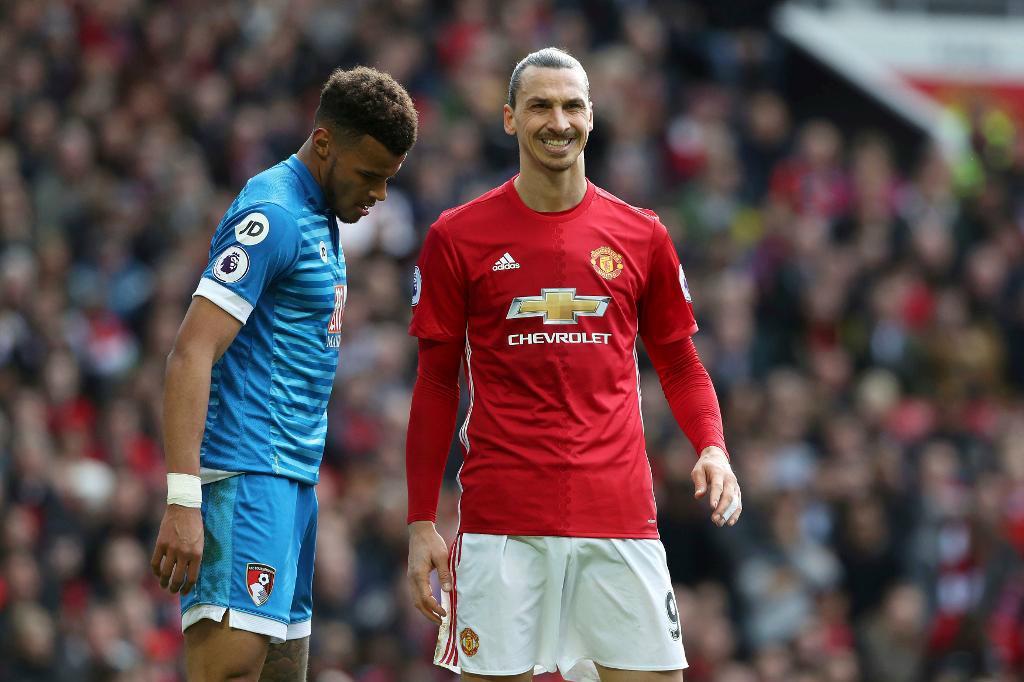 Tyrone Mings, till vänster, och Zlatan Ibrahimovic under lördagens match. Foto: Martin Rickett/AP/TT