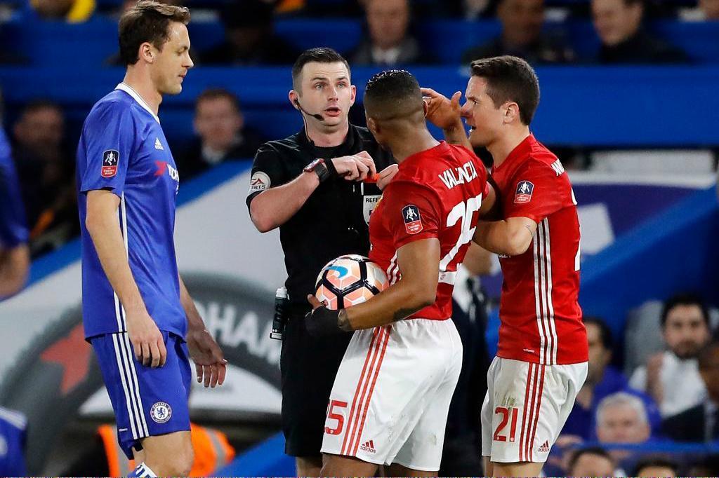 Manchester United-spelare protesterade då domaren Michael Oliver gav Ander Herrera, till höger, rött kort. Arkivbild. Foto: Frank Augstein