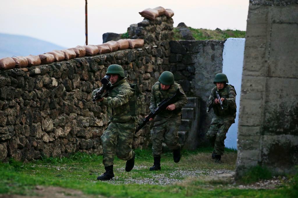 Tiotusentals personer har avskedats eller avstängts från den turkiska armén efter kuppförsöket förra sommaren. Arkivbild. Foto: Lefteris Pitarakis/AP/TT