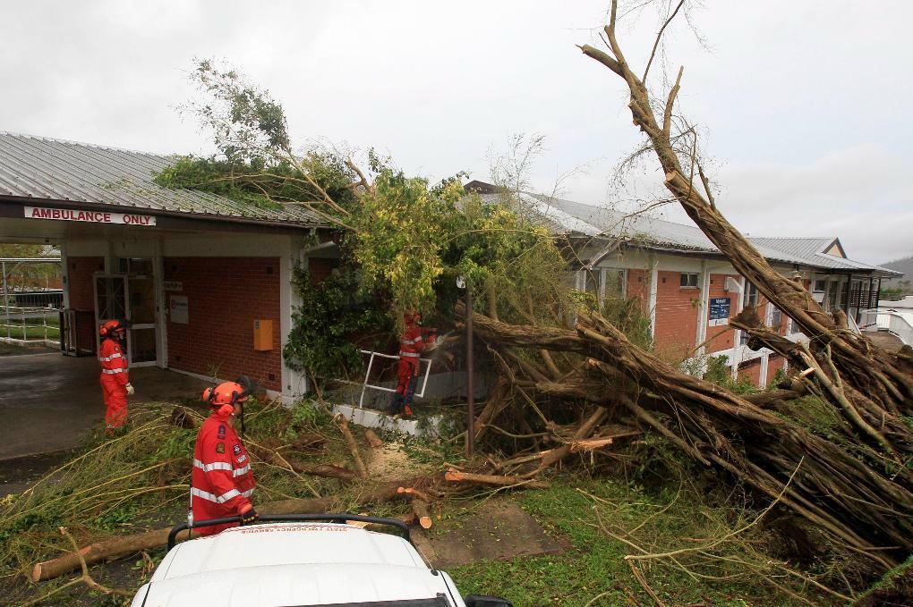 
Räddningsarbetare röjer upp efter cyklonen Yasi, som drog in över Australien 2011. Foto: Rick Rycroft/AP/TT-arkivbild                                            