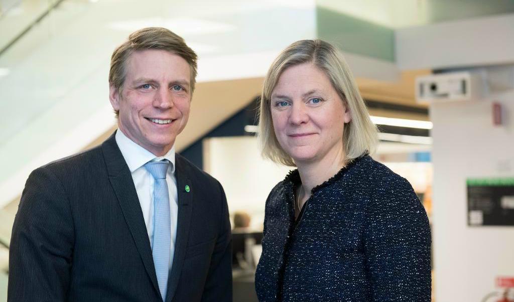 Finansmarknadsminister Per Bolund (MP) och finansminister Magdalena Andersson (S) filar på ett förslag om en bankskatt till nästa mandatperiod. Arkivbild. Foto: Fredrik Sandberg/TT