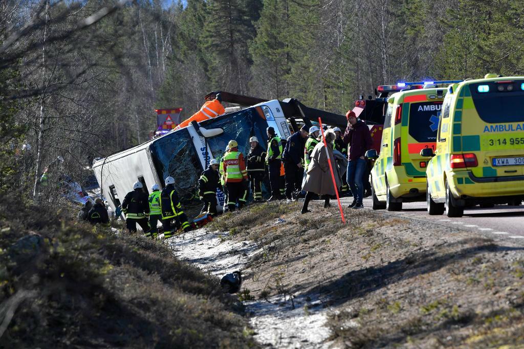 

Räddningstjänst och ambulans vid bussolyckan på E45 mellan Sveg och Fågelsjö i Härjedalen. Foto: Nisse Schmidt/TT                                                                                        