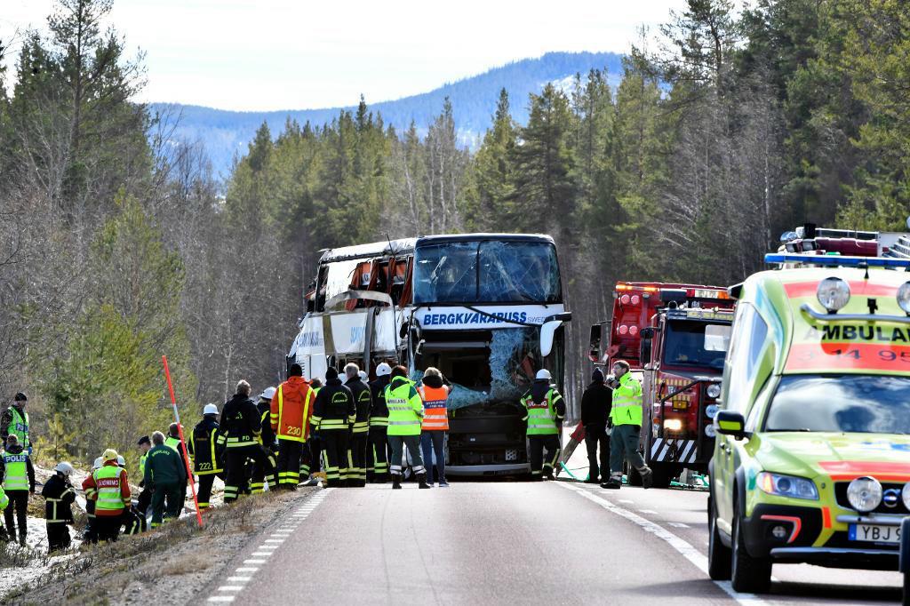 Olycksbussen har bärgats och ska nu undersökas.
Foto: Nisse Schmidt/TT