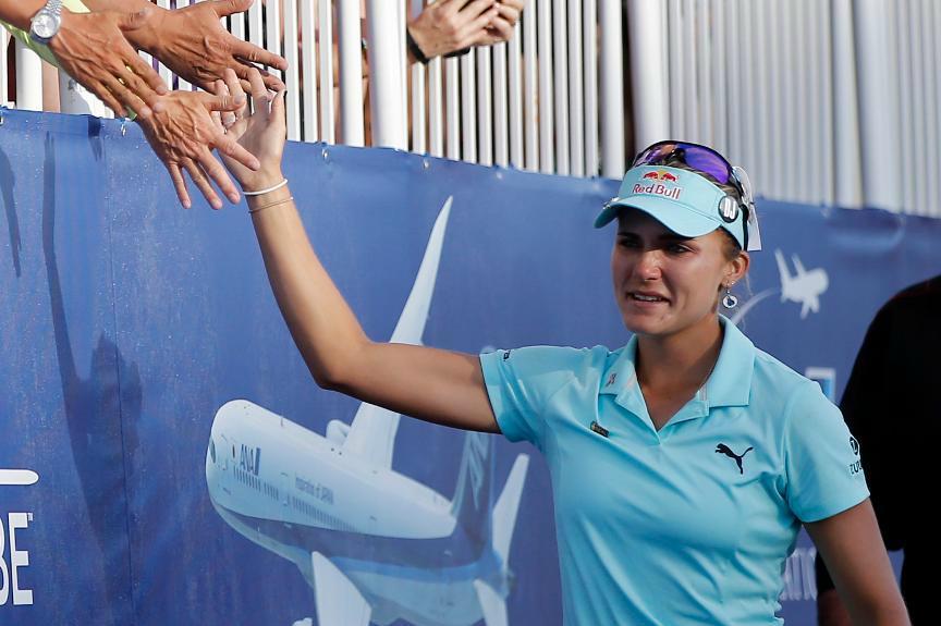 
Lexi Thompson tackade supportrarna för stödet efter chockbeskedet om straffslagen, som gjorde att hon tappade segern i Ana Inspiration. Foto: Alex Gallardo/AP/TT                                            