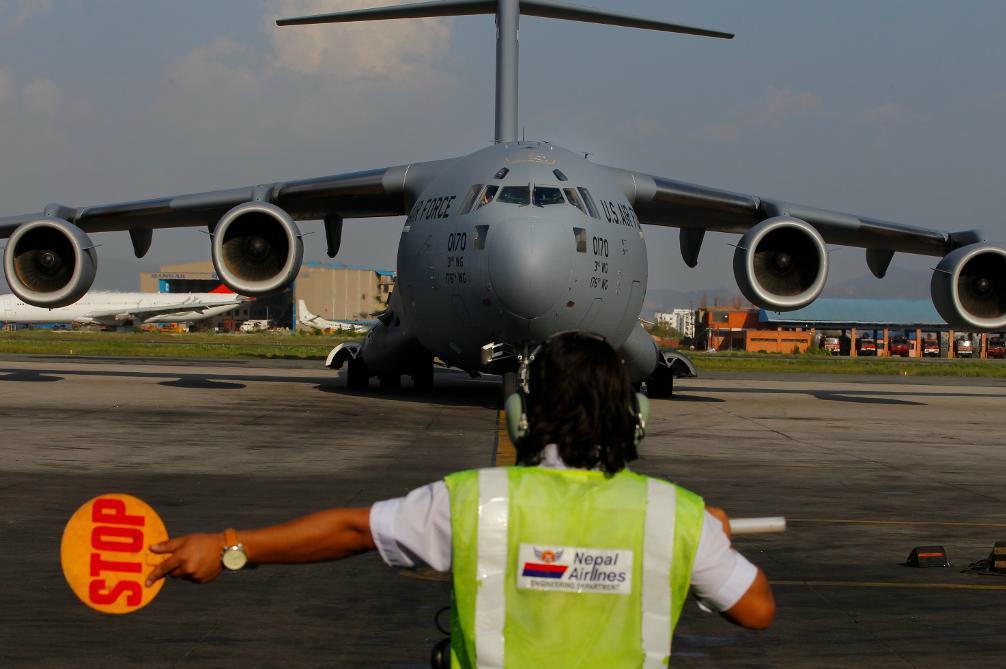 
Ett amerikanskt plan på den internationella flygplatsen i Katmandu. Foto: Niranjan Shrestha/AP/TT-arkivbild                                            