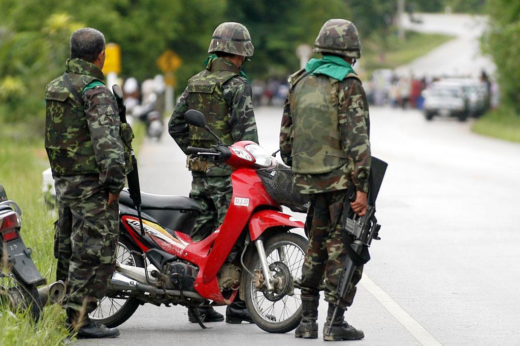 
Thailändska soldater i en vägspärr i den oroliga Yalaprovinsen i södra Thailand. Foto: Sumeth Parnpetch/AP/TT-arkivbild                                            