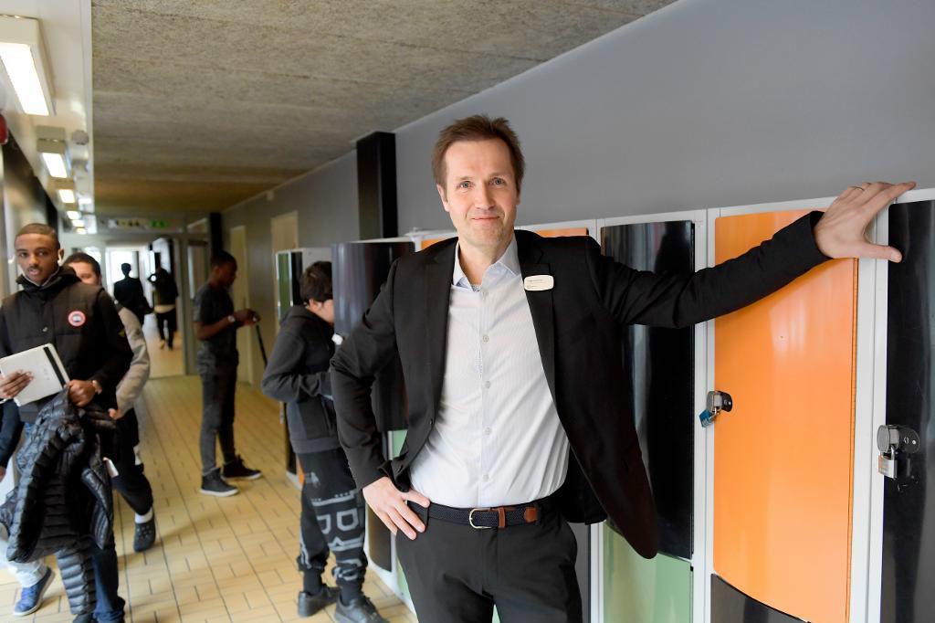 
Magnus Duvnäs, rektor på Husbygårdsskolan utanför Stockholm, vittnar om svårigheten att attrahera lärare till skolor med lägre status. Få behöriga söker sig till de tjänster som uppstår. Foto: Maja Suslin/TT                                            