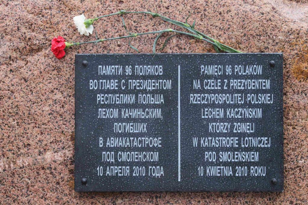 
En minnesplakett i närheten av Smolensk där det polska presidentplanet kraschade 2010. Foto: Mikhail Metzel/AP/TT-arkivbild                                            