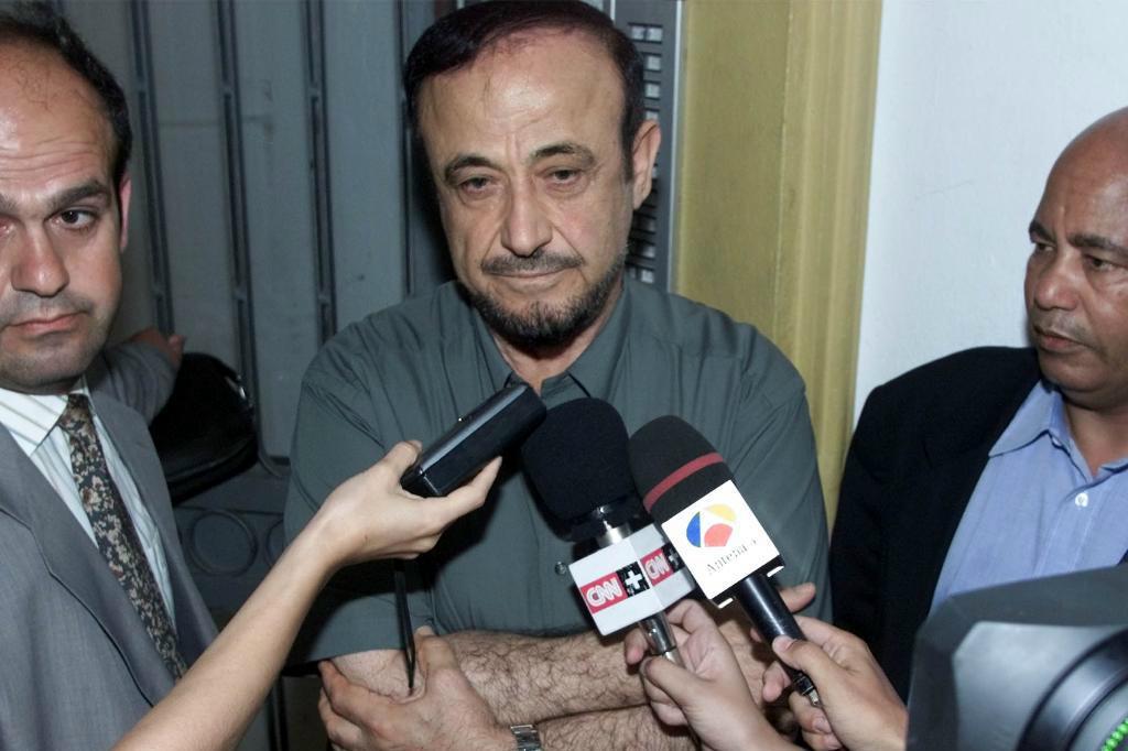 
Rifaat al-Assad (i mitten) misstänks för pengatvätt i Spanien. Foto: Santiago Lyon/AP/TT-arkivbild                                            