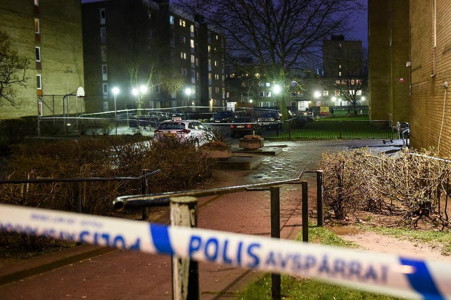 
En 17-åring har anhållits misstänkt för inblandning i mordet på en 23-årig man i Malmö förra veckan. Sedan tidigare sitter tre män häktade i ärendet. Foto: Björn Lindgren/TT                                            