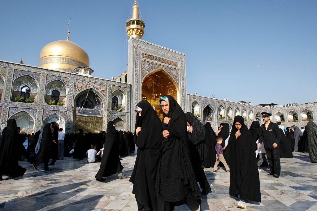 


"Allt skakade", sade ett vittne i telefon från Mashhad i Iran efter skalvet utanför staden. I Mashhad ligger en välbesökt shiamuslimsk helgedom. Foto: Vahid Salemi/AP/TT-arkivbild                                                                                                                                    