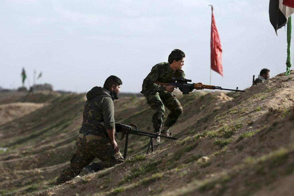 
Terrorgruppen Islamiska staten (IS) anklagas för terrordåd i staden Tikrit norr om Bagdad. Bilden, från i februari, är hämtad från ett frontavsnitt nära Tikrit där shiamuslimsk milis strider mot den sunniextremistiska rörelsen. Foto: Hadi Mizban/AP/TT                                            